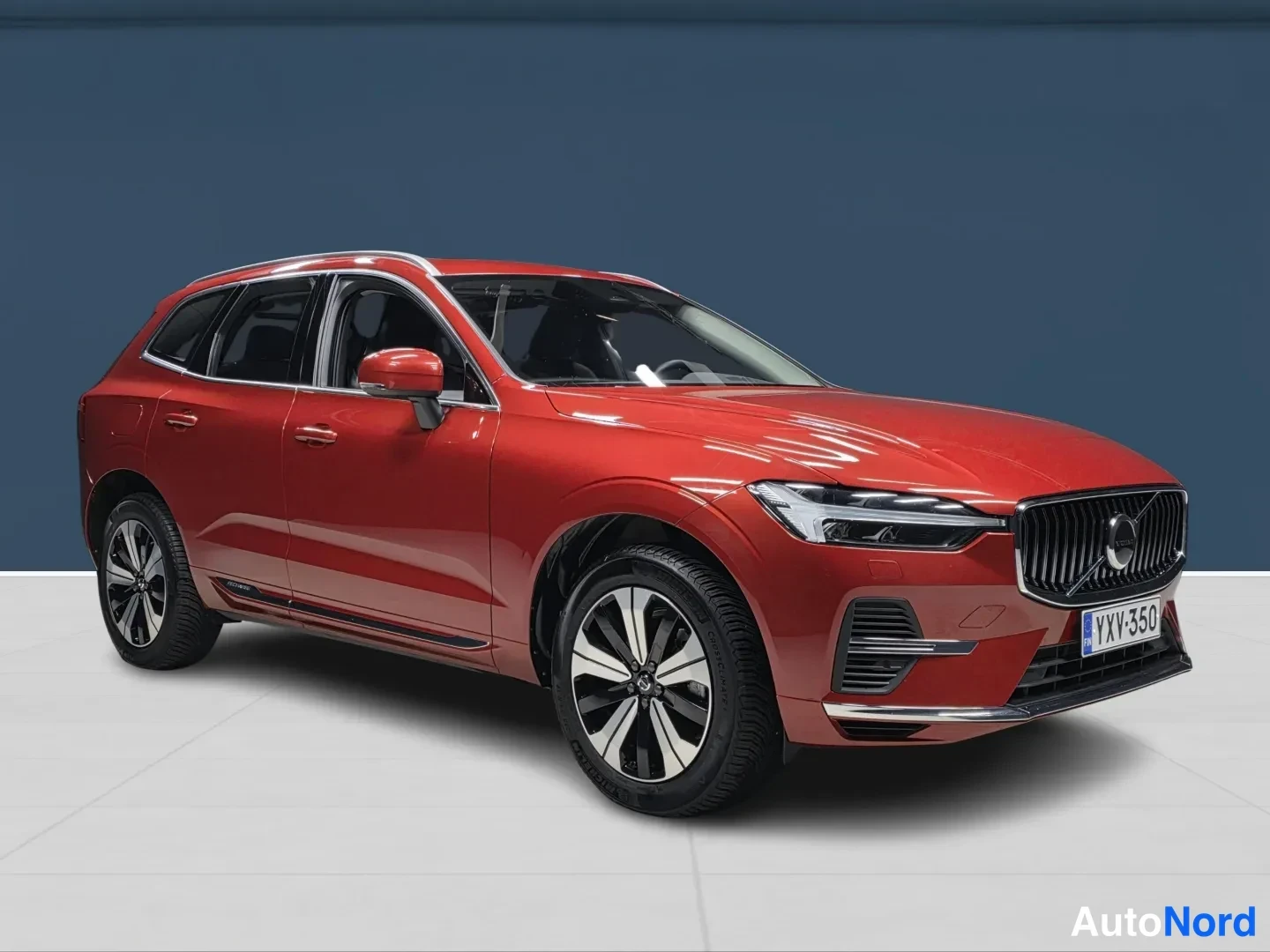 Punainen Volvo XC60 2024, etuviisto, keula oikealle, kuva 2