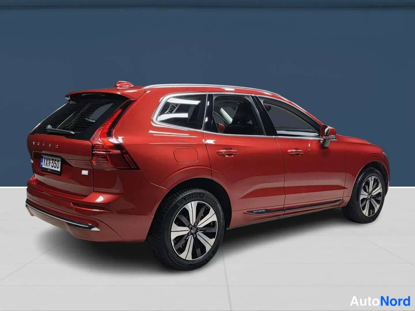 Punainen Volvo XC60 2024, takaviisto, kuva 4