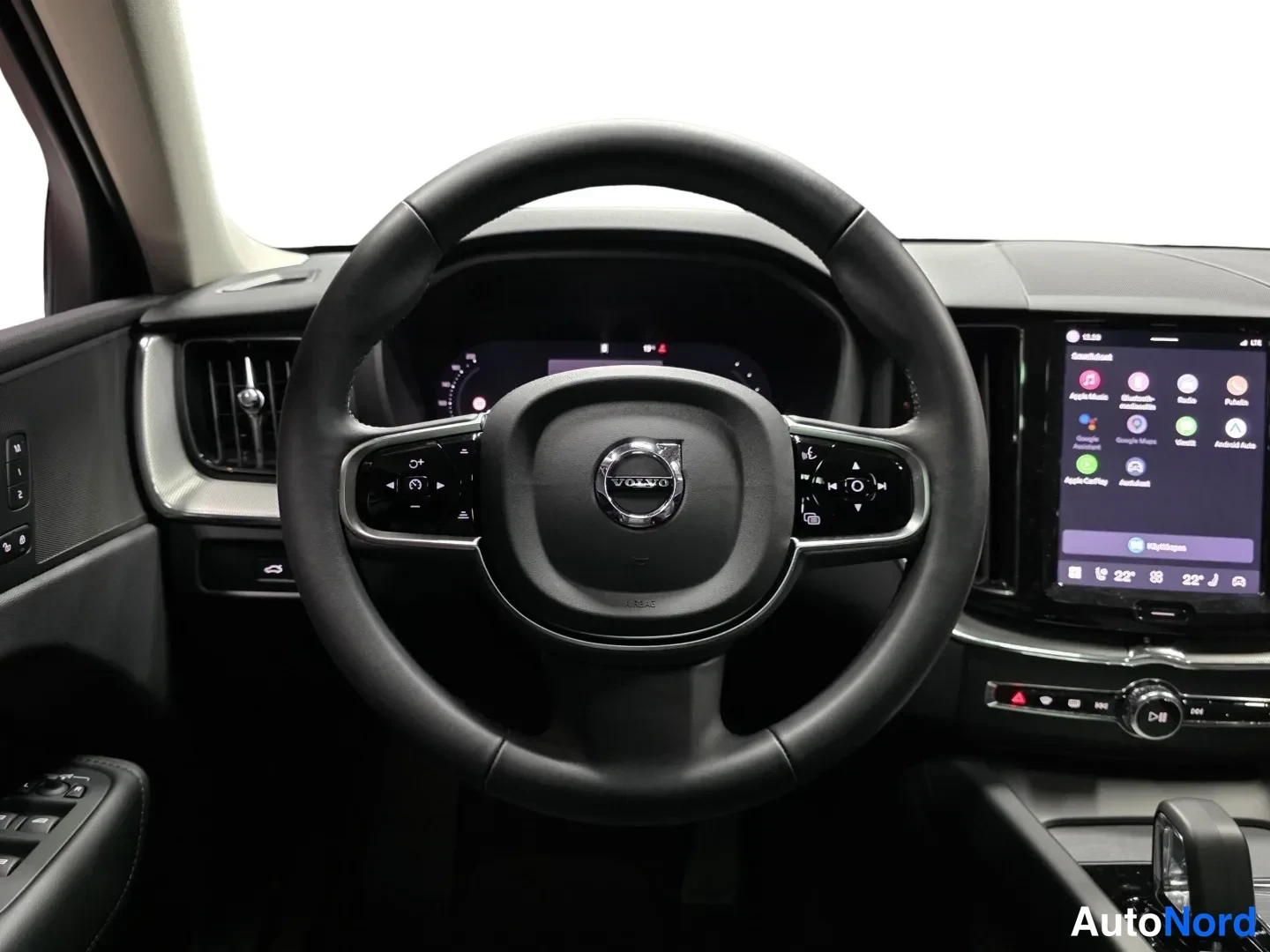 Punainen Volvo XC60 2024, kuva 14
