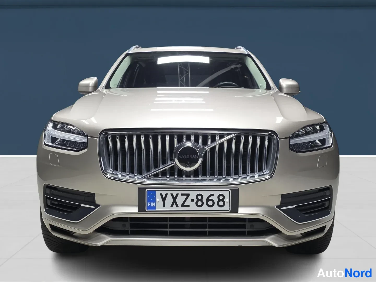 Ruskea Volvo XC90 2024, edestä, kuva 3