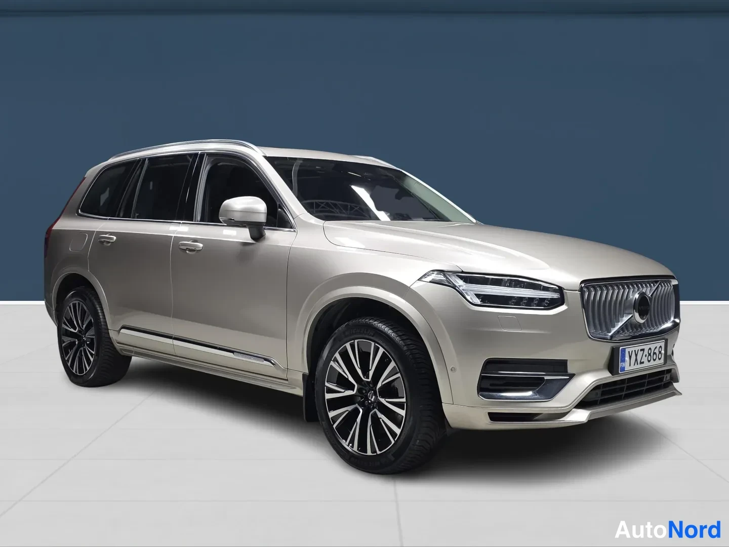 Ruskea Volvo XC90 2024, etuviisto, keula oikealle, kuva 2