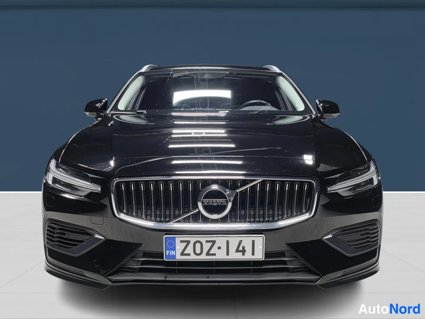 Black Volvo V60 2022, front, photo 3