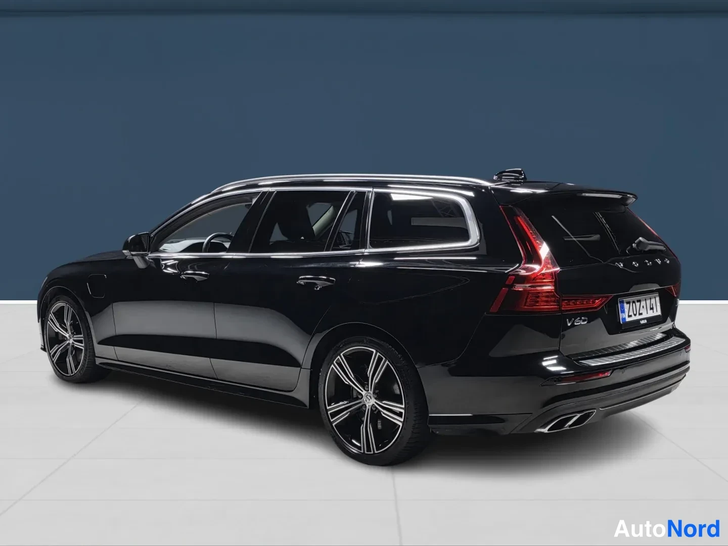 Black Volvo V60 2022, rear three-quarter, photo 5