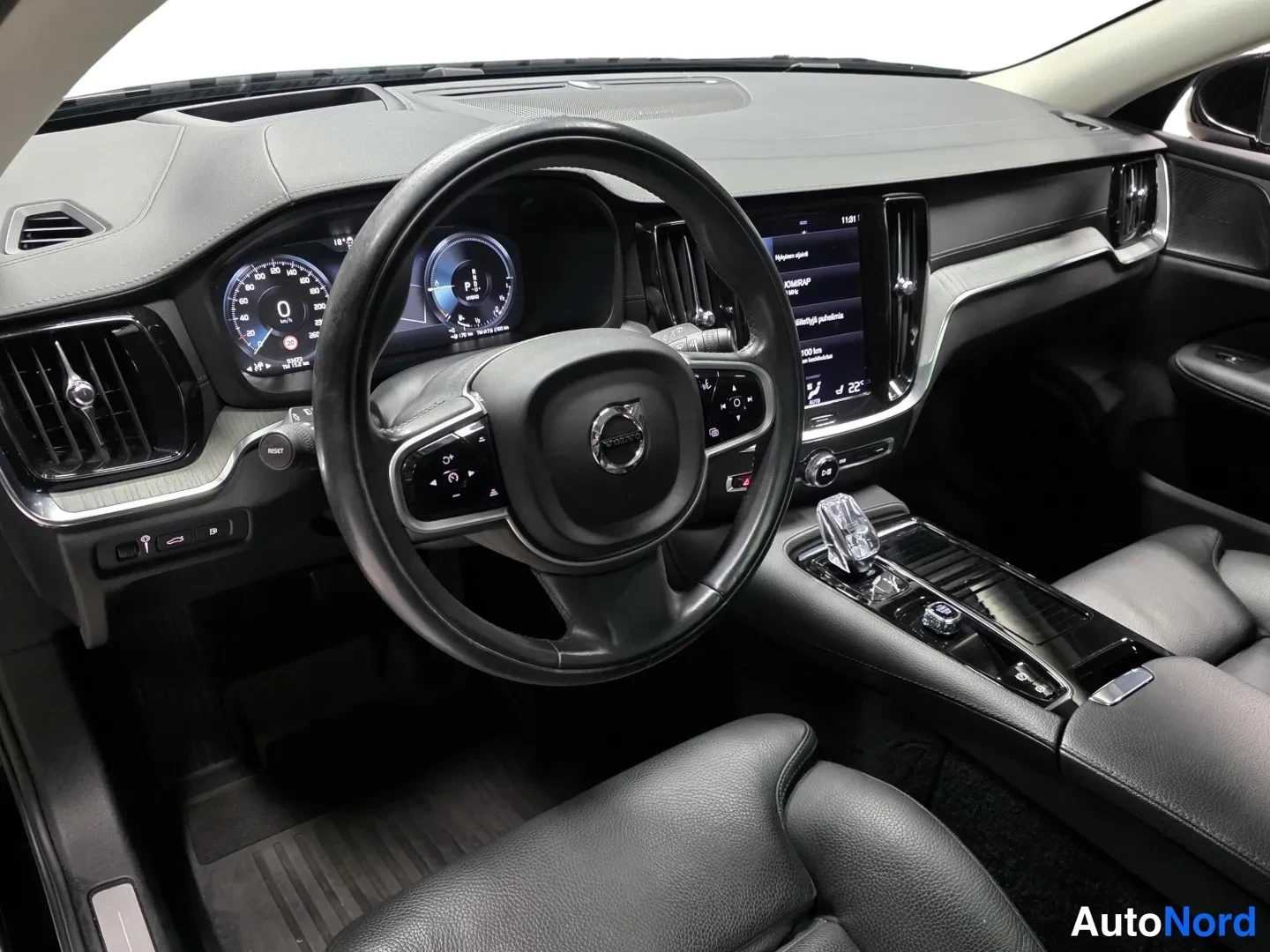 Black Volvo V60 2022, photo 8