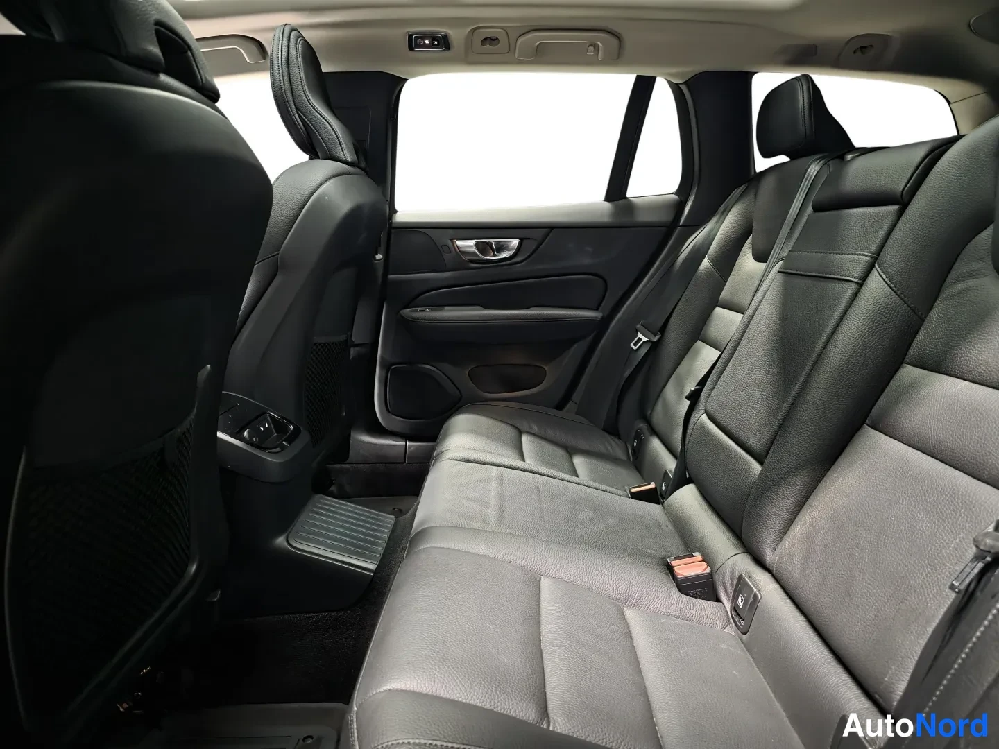 Black Volvo V60 2022, photo 9