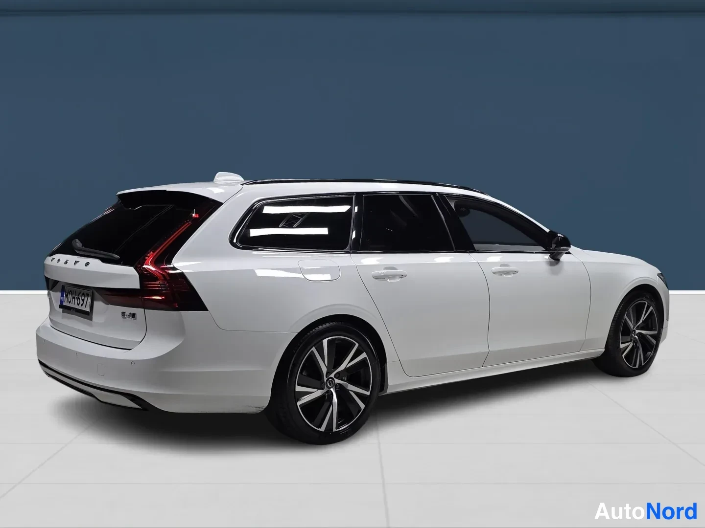 White Volvo V90 2022, rear three-quarter, photo 4