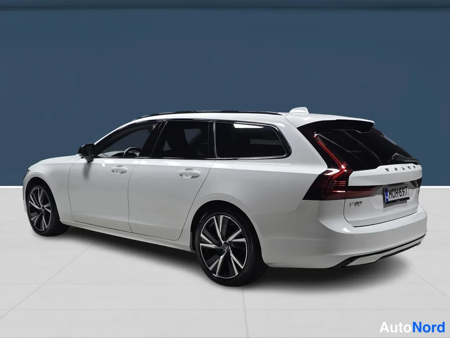 White Volvo V90 2022, rear three-quarter, photo 5