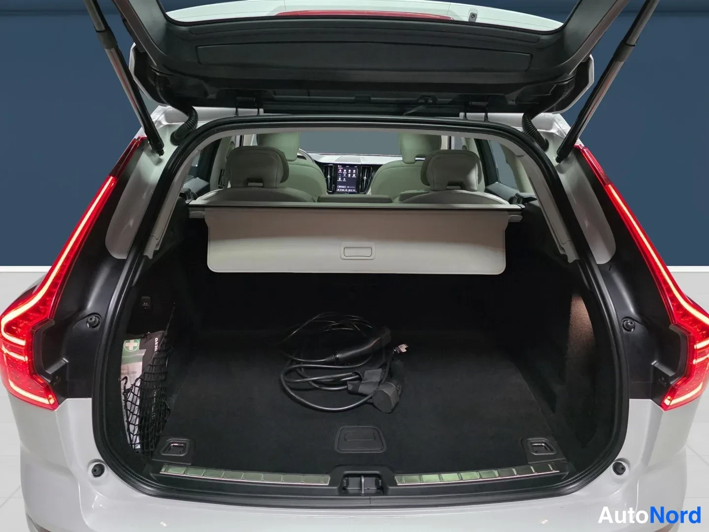 White Volvo XC60 2022, rear, photo 6