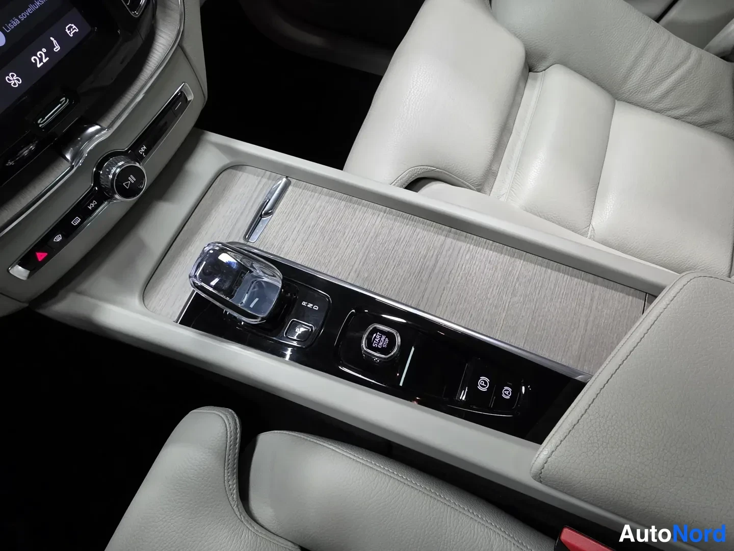 White Volvo XC60 2022, photo 9