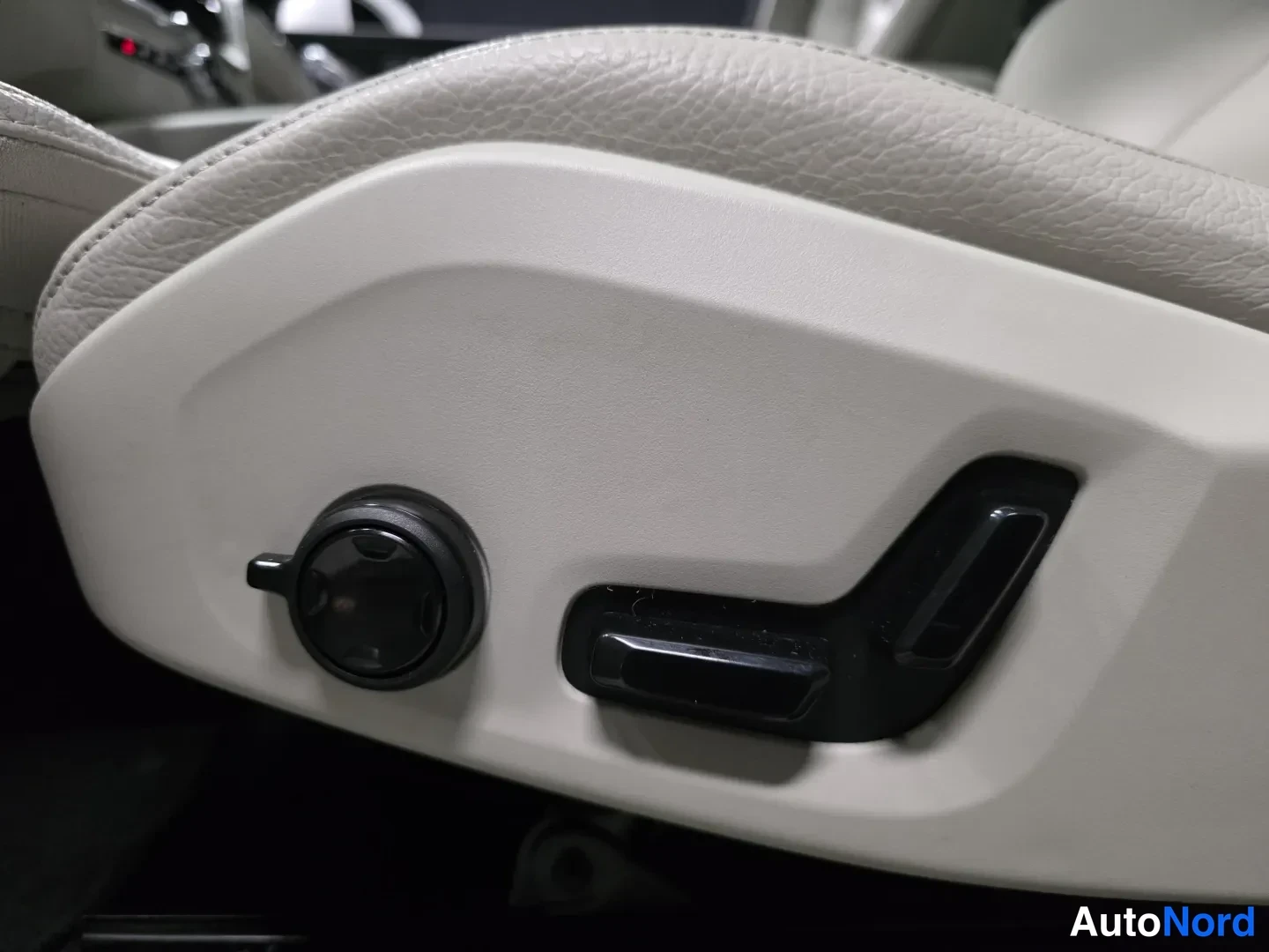 White Volvo XC60 2022, photo 10