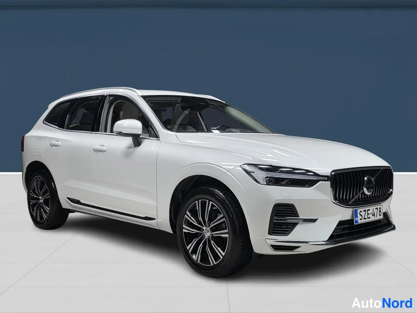 White Volvo XC60 2022, front three-quarter, nose to the right, photo 2