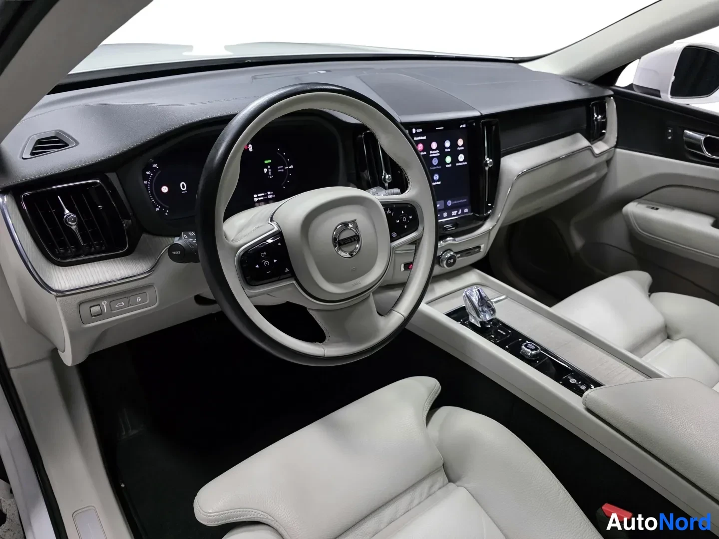 White Volvo XC60 2022, photo 8