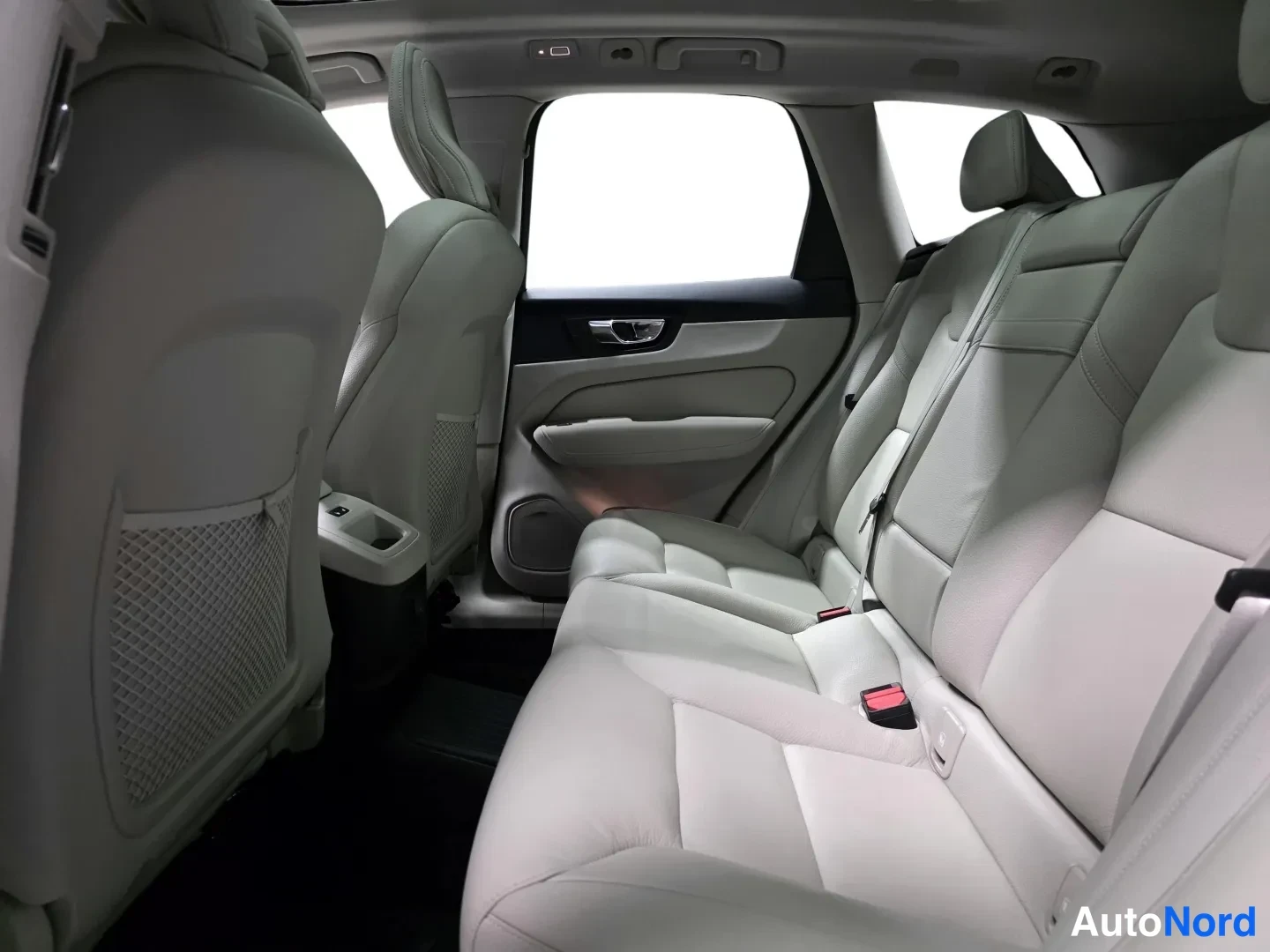 White Volvo XC60 2022, photo 15