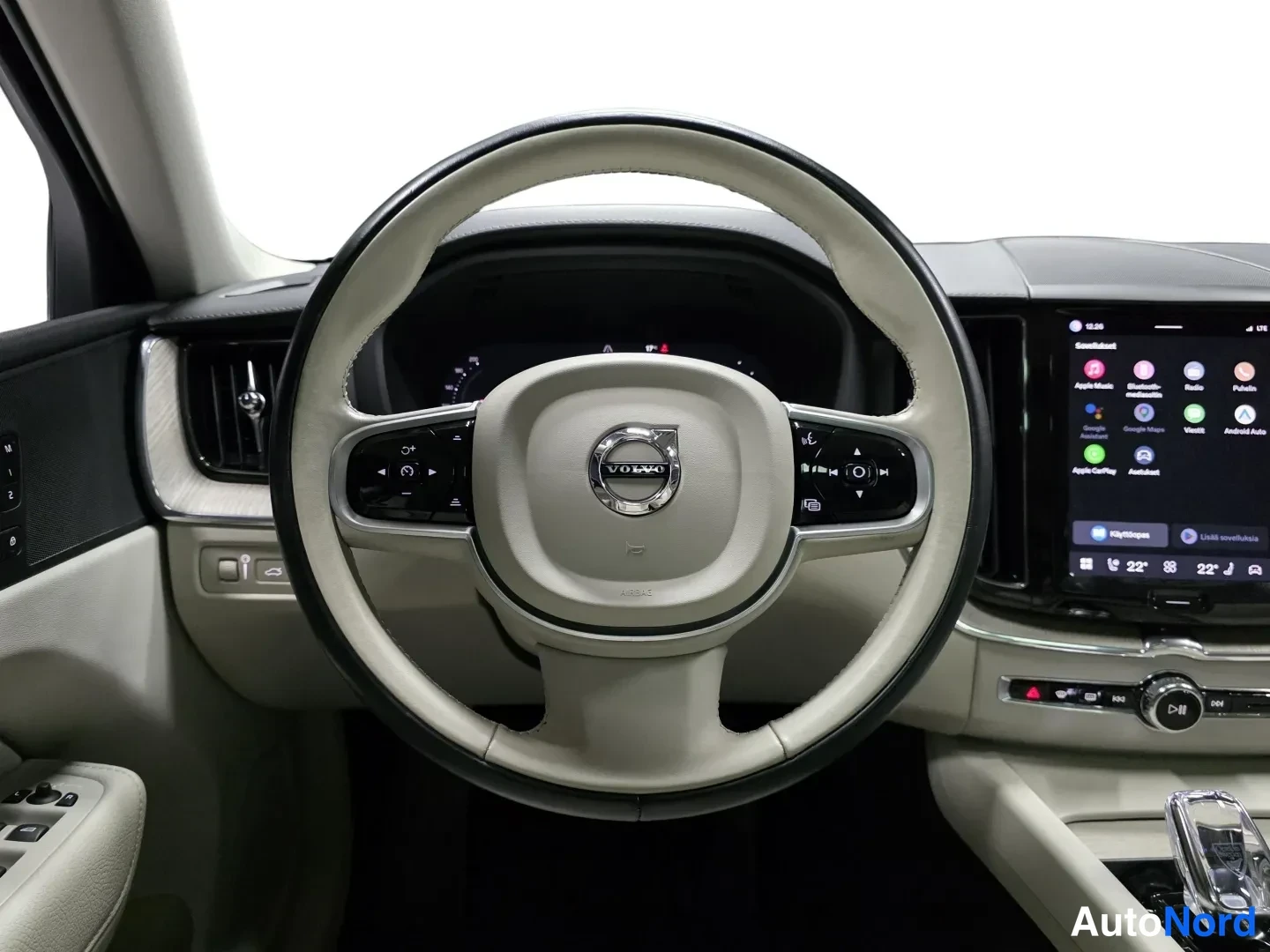 White Volvo XC60 2022, photo 16