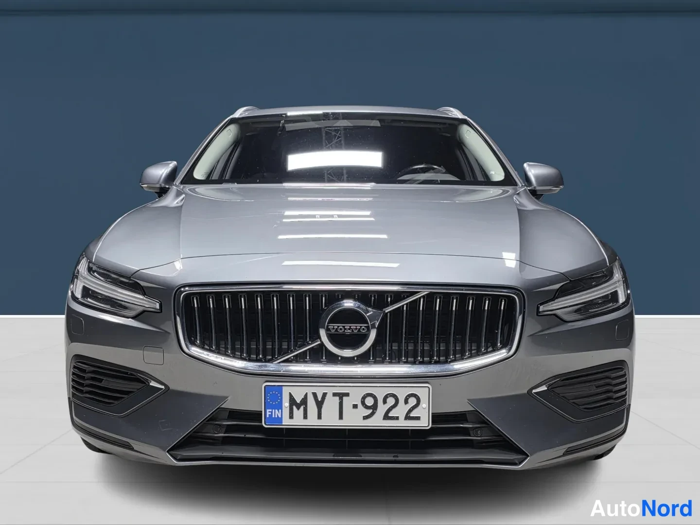 Harmaa Volvo V60 2020, edestä, kuva 3