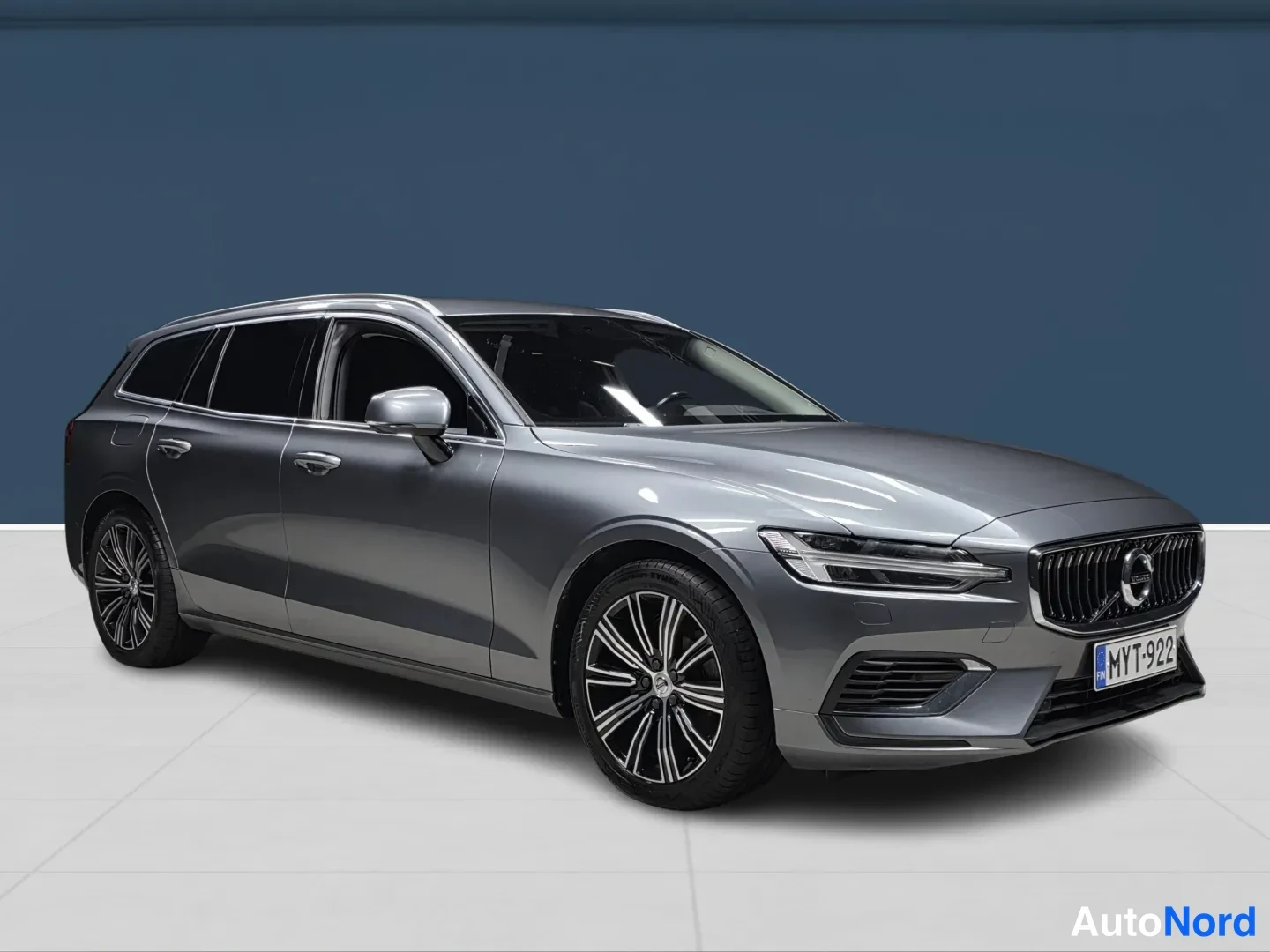 Harmaa Volvo V60 2020, etuviisto, keula oikealle, kuva 2