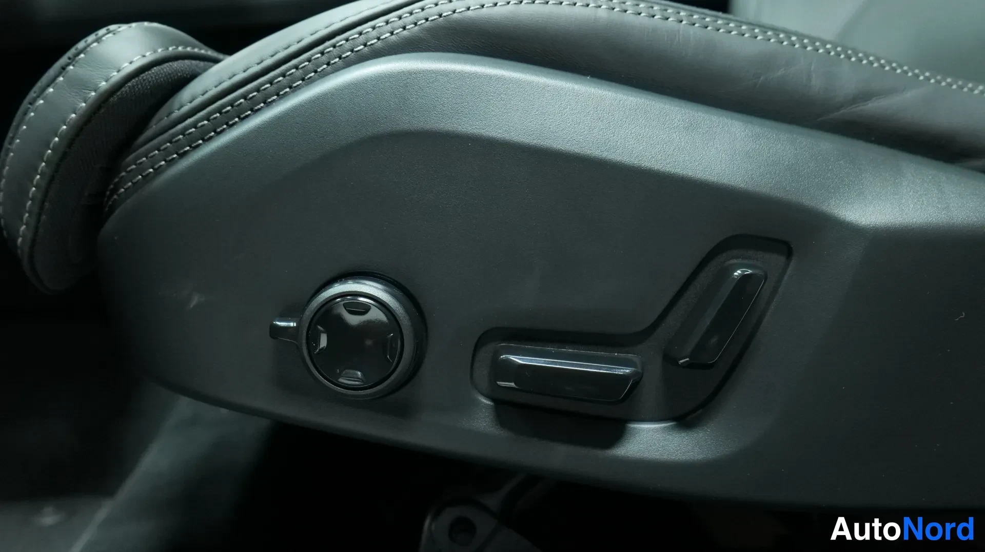 Hopea Volvo XC60 2026, kuva 16