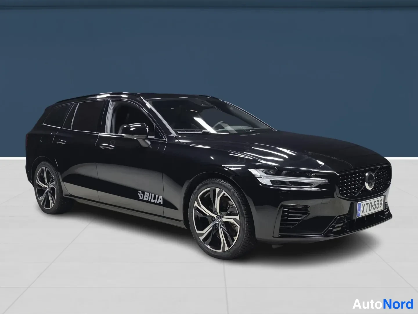 Musta Volvo V60 2026, etuviisto, keula oikealle, kuva 2