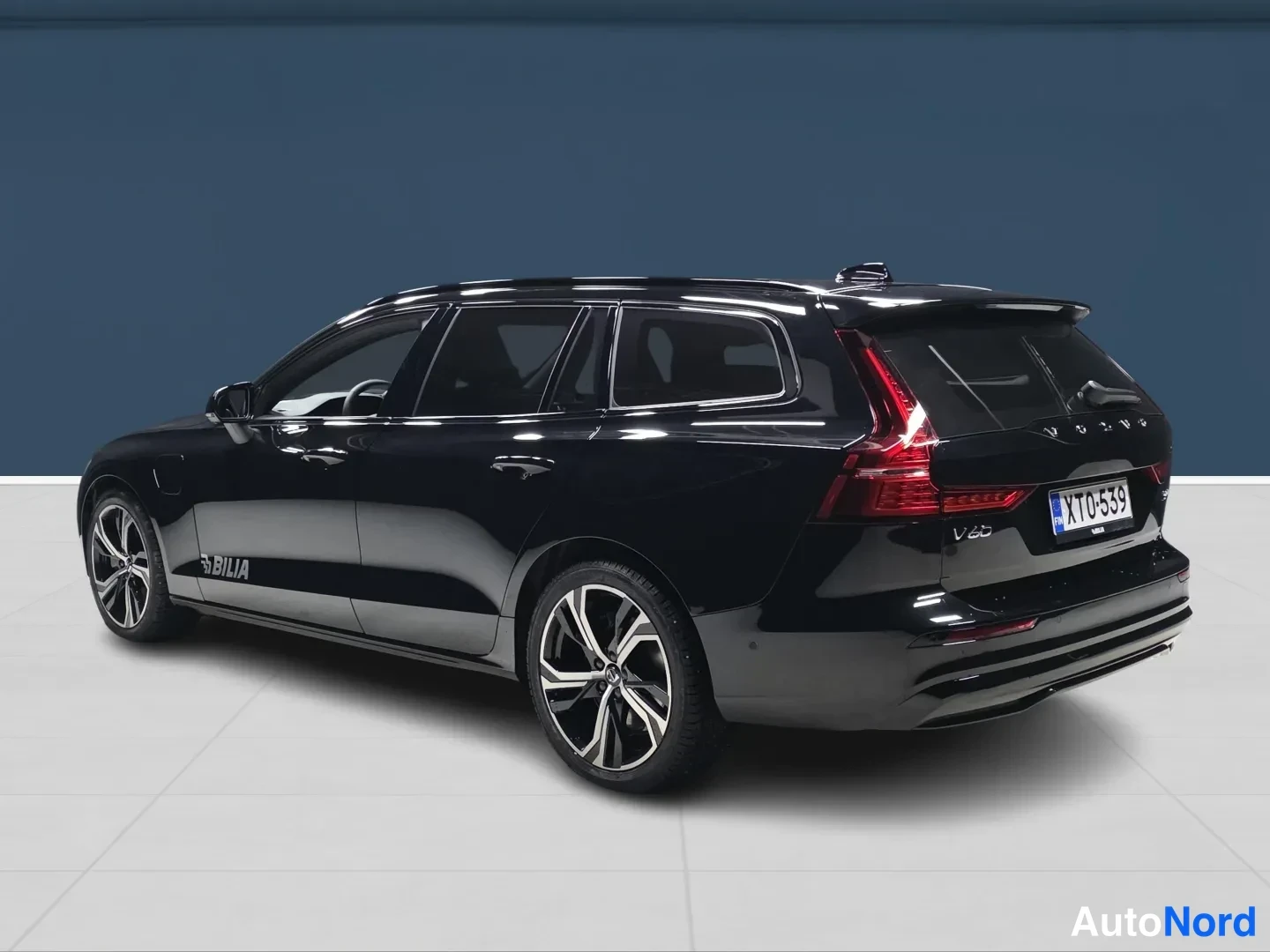 Musta Volvo V60 2026, takaviisto, kuva 4