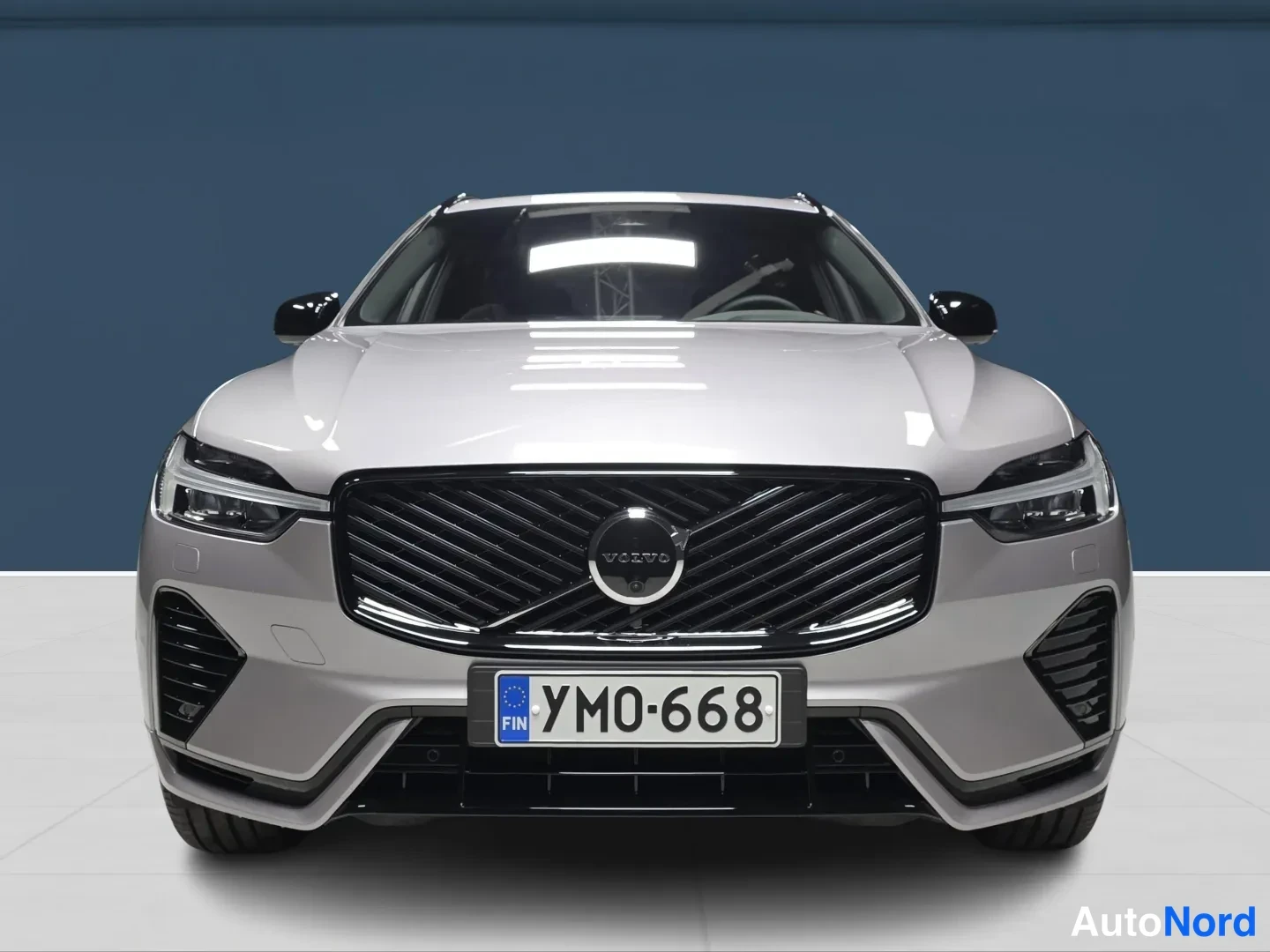Harmaa Volvo XC60 2026, edestä, kuva 3