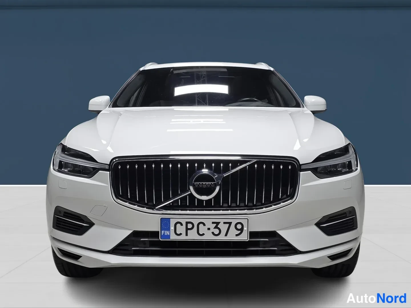 Valkoinen Volvo XC60 2021, edestä, kuva 3
