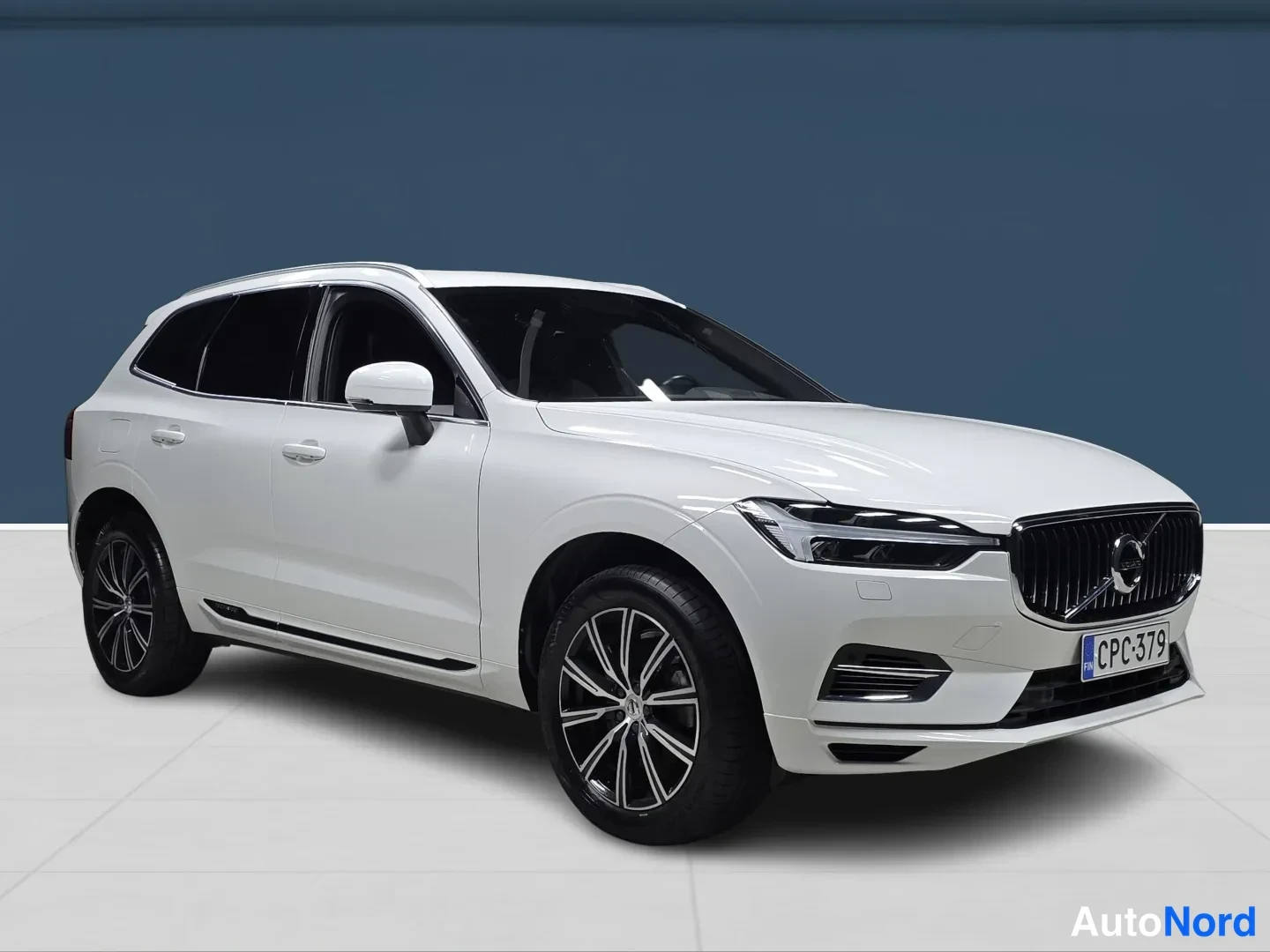 Valkoinen Volvo XC60 2021, etuviisto, keula oikealle, kuva 2