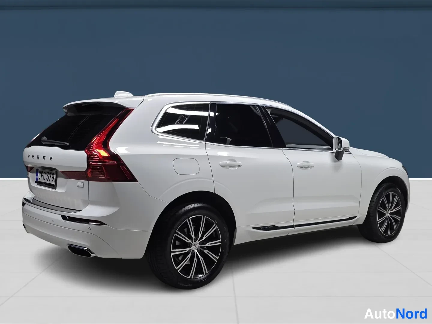 Valkoinen Volvo XC60 2021, takaviisto, kuva 4
