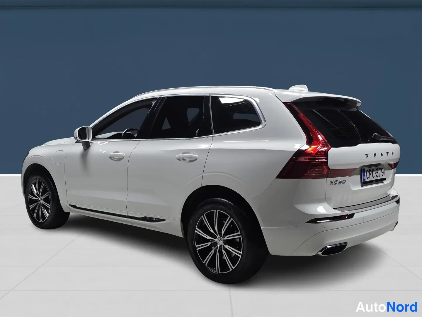 Valkoinen Volvo XC60 2021, takaviisto, kuva 5