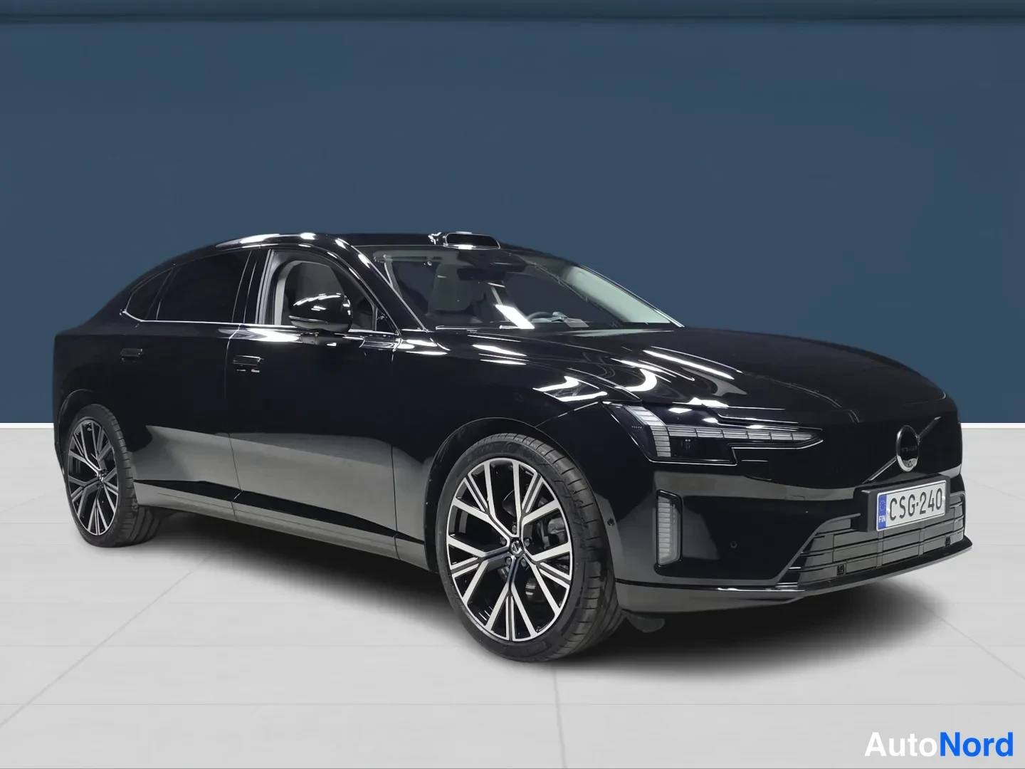 Musta Volvo ES90 2026, etuviisto, keula oikealle, kuva 2
