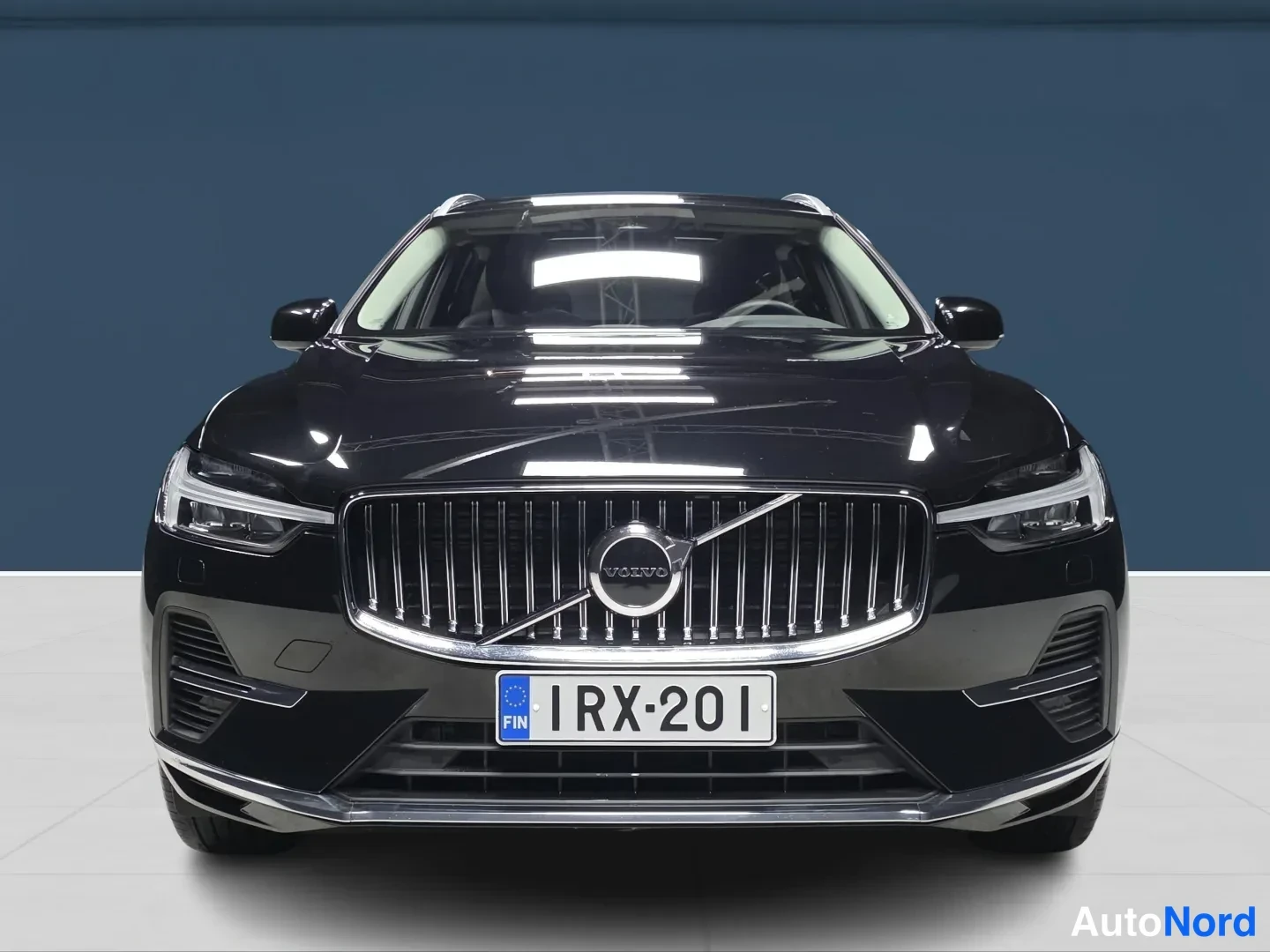 Musta Volvo XC60 2025, edestä, kuva 3