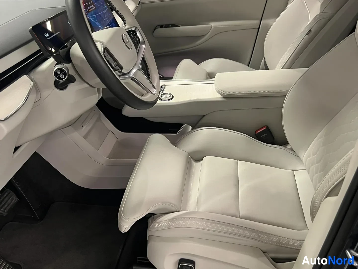 Sininen Volvo EX90 2025, etuviisto, keula vasemmalle, kuva 2