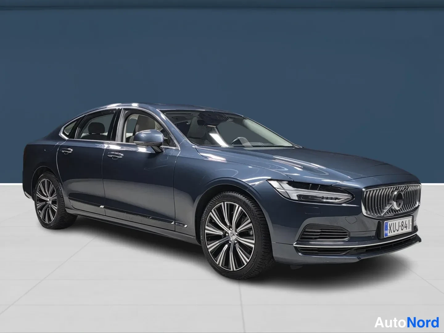 Sininen Volvo S90 2021, etuviisto, keula oikealle, kuva 3