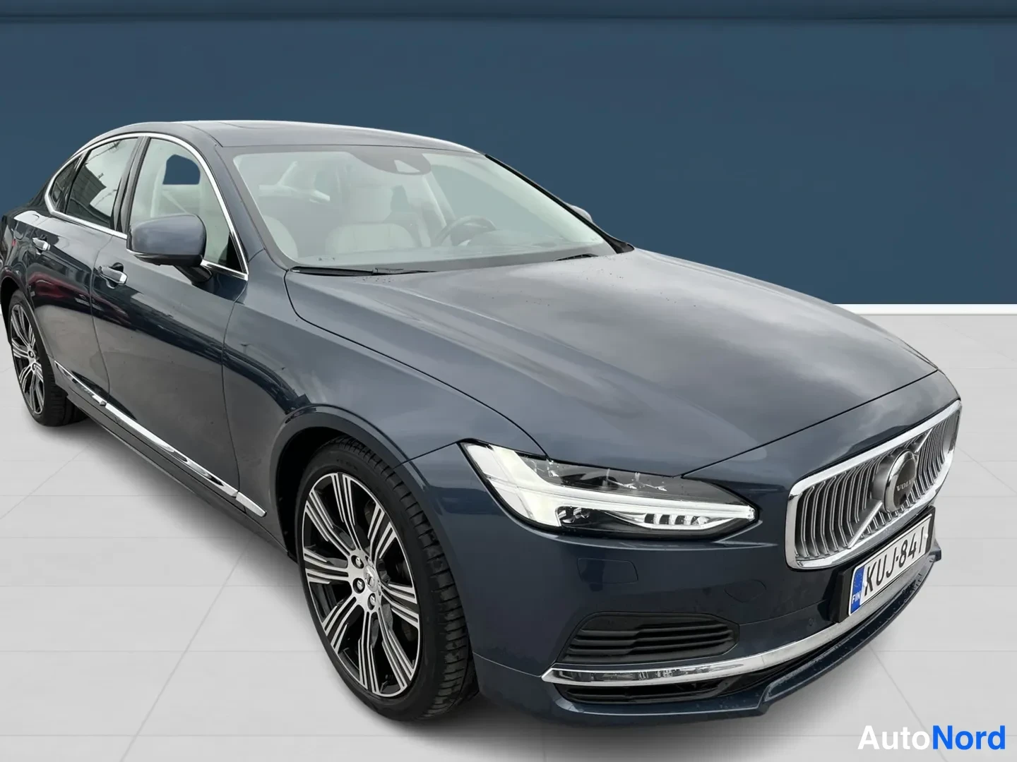 Blue Volvo S90 2021, front three-quarter, nose to the right, photo 2
