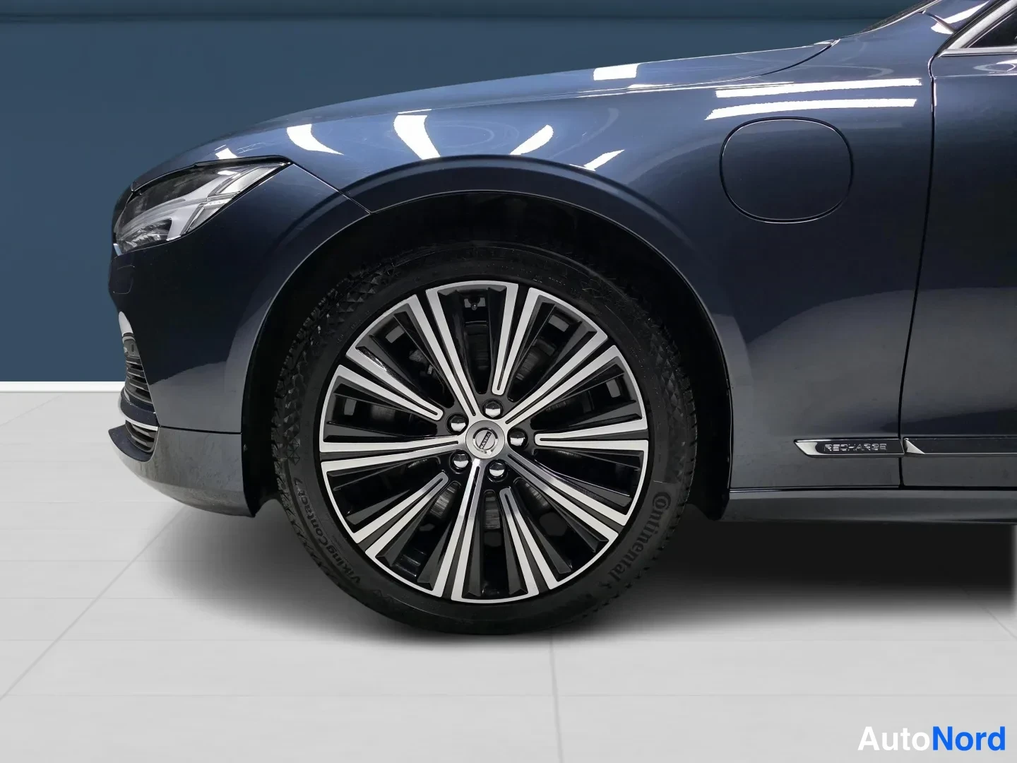 Sininen Volvo S90 2021, etuviisto, keula vasemmalle, kuva 2