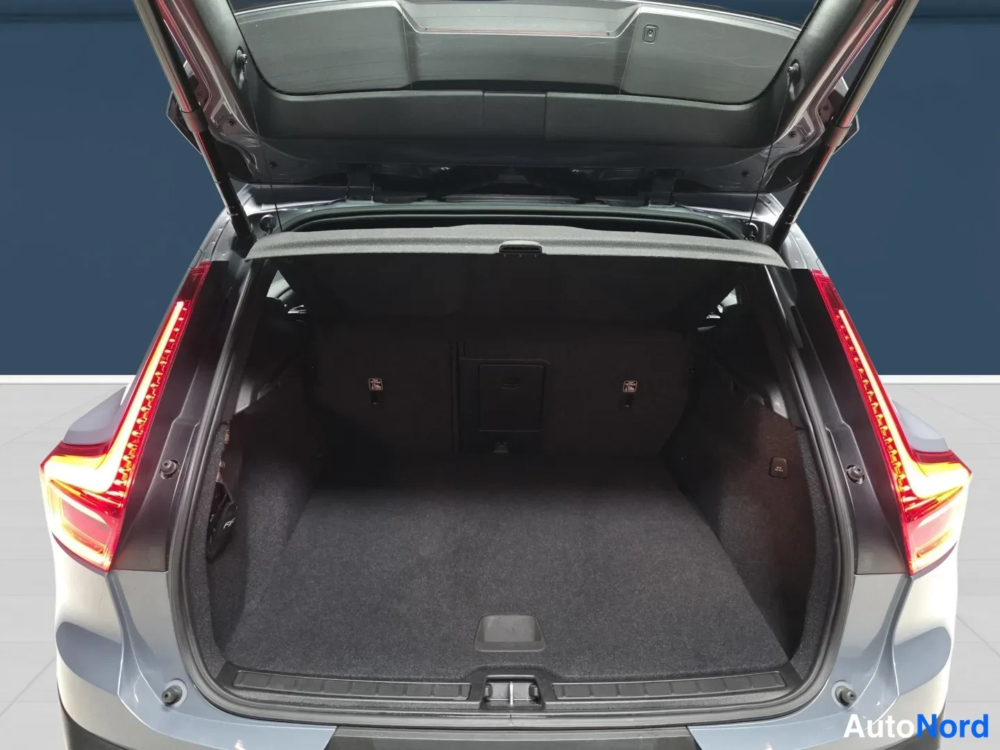 Grey Volvo XC40 2022, photo 7