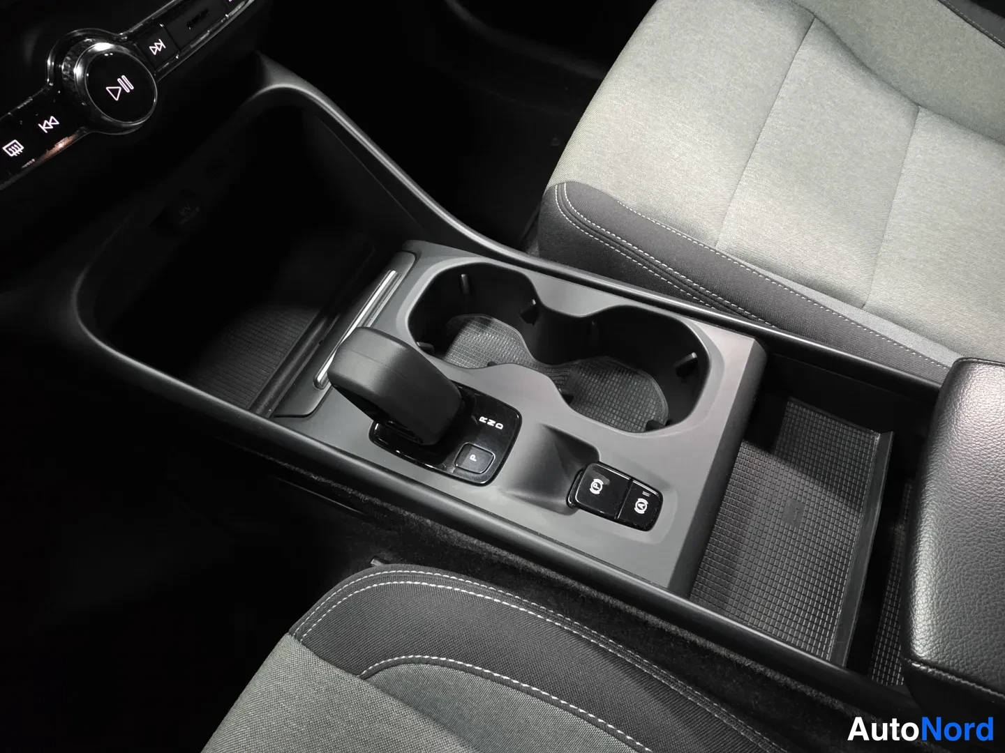 Grey Volvo XC40 2022, photo 14
