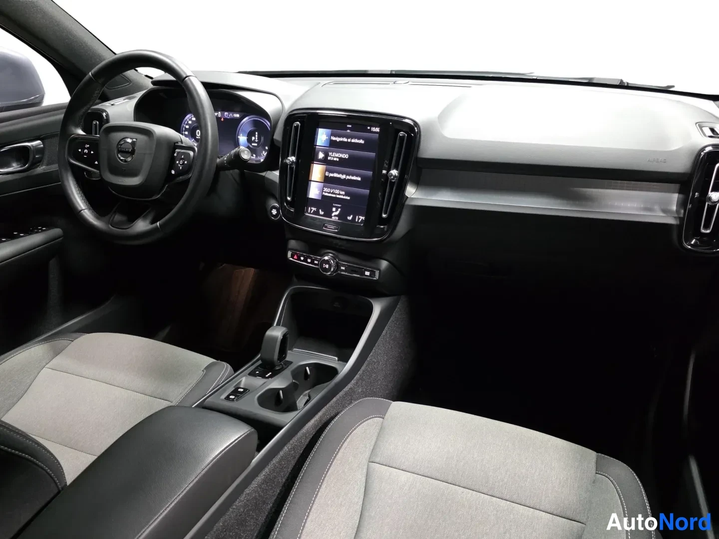 Grey Volvo XC40 2022, photo 16