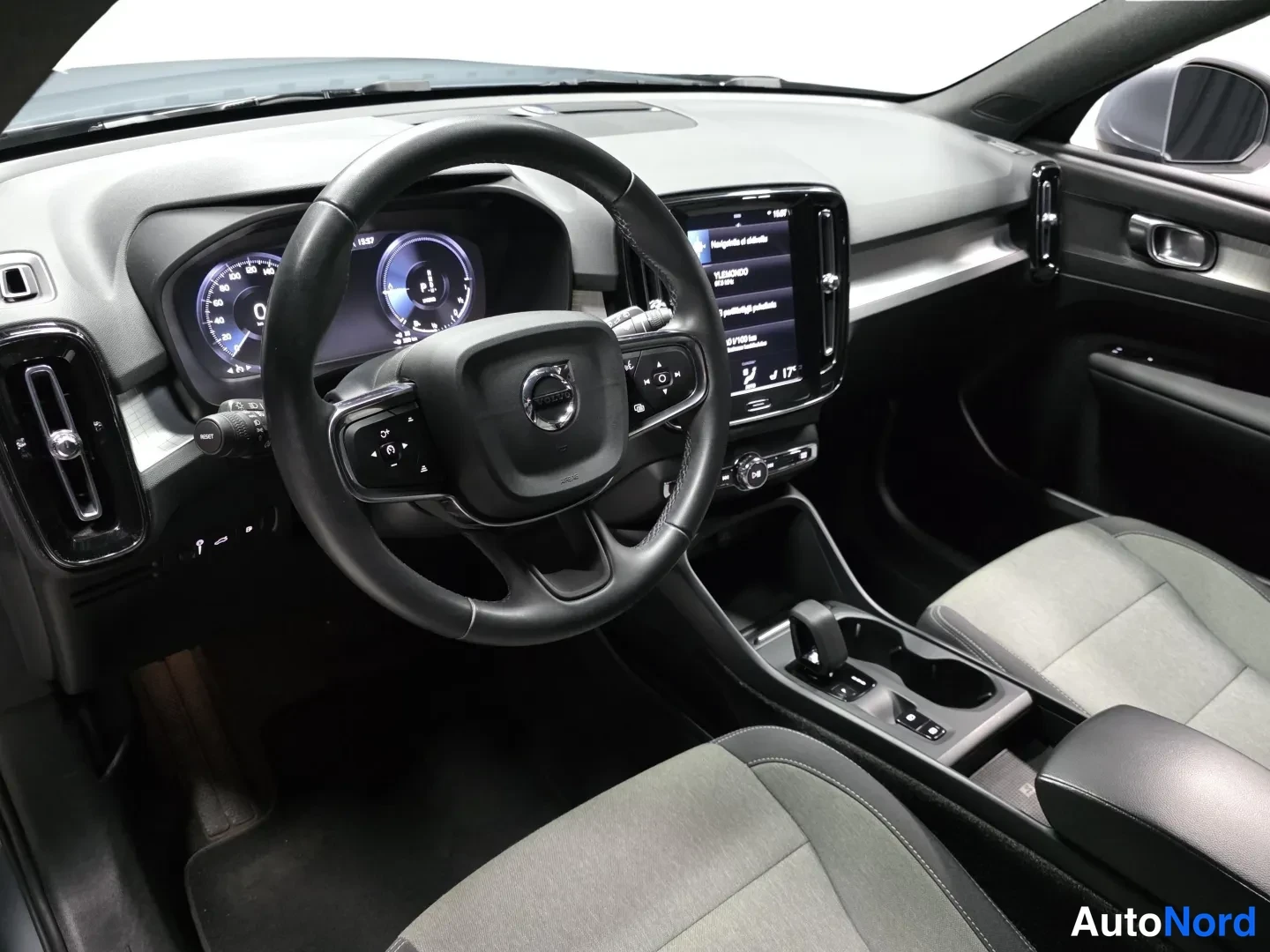 Grey Volvo XC40 2022, photo 9