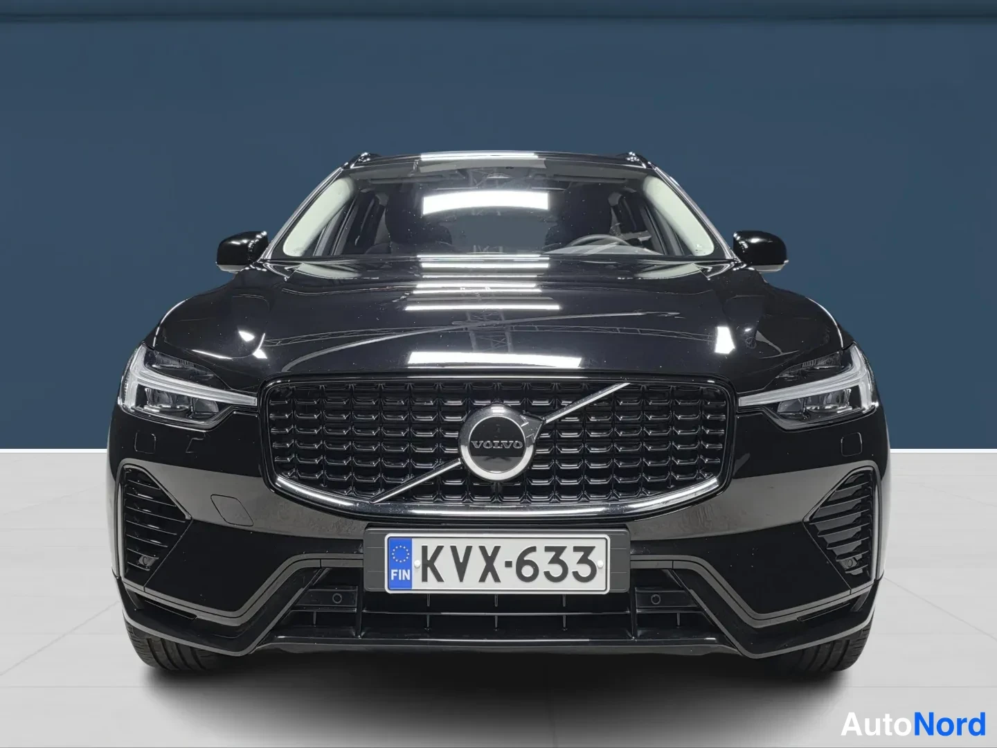 Musta Volvo XC60 2025, edestä, kuva 3