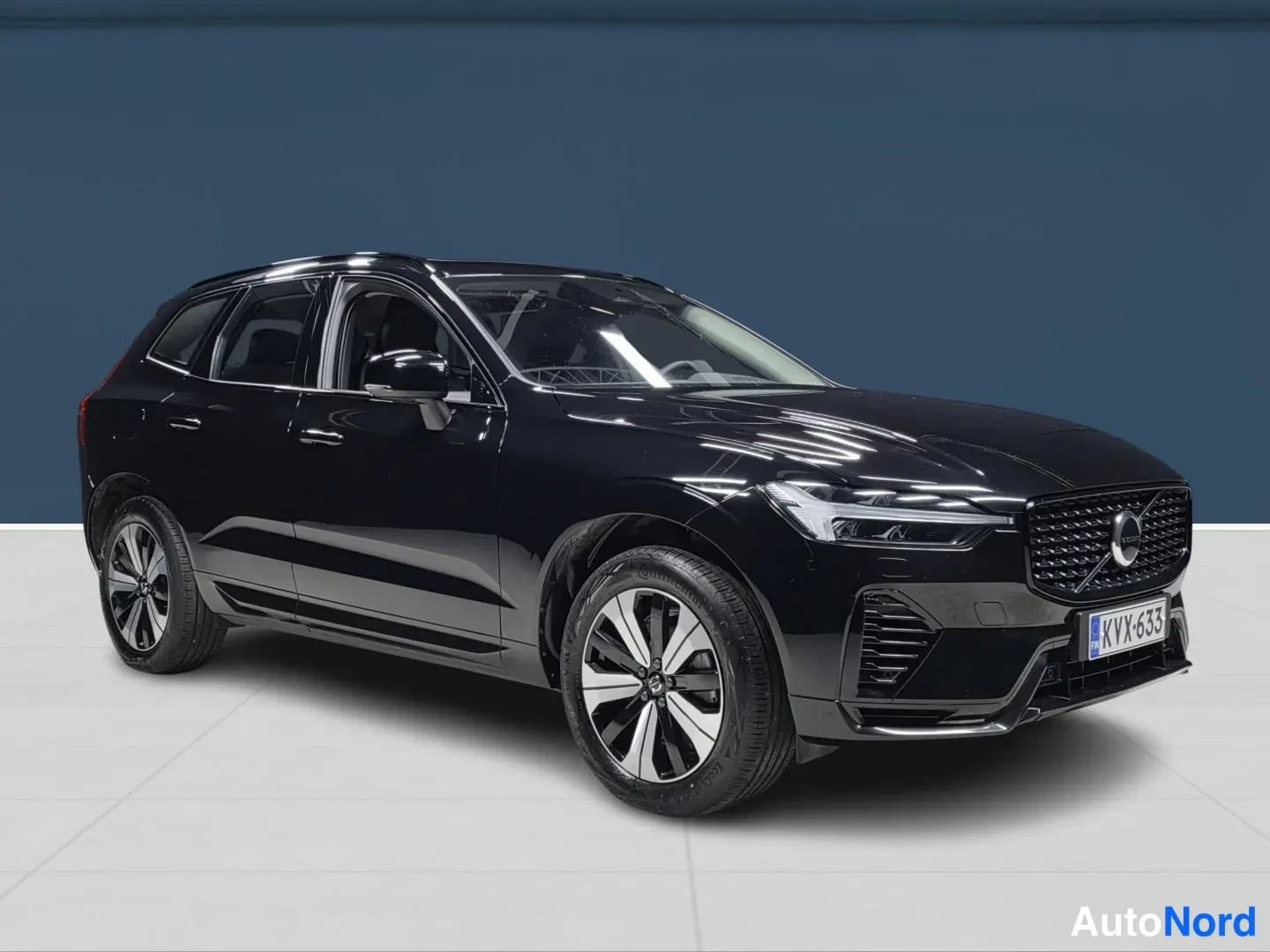 Musta Volvo XC60 2025, etuviisto, keula oikealle, kuva 2