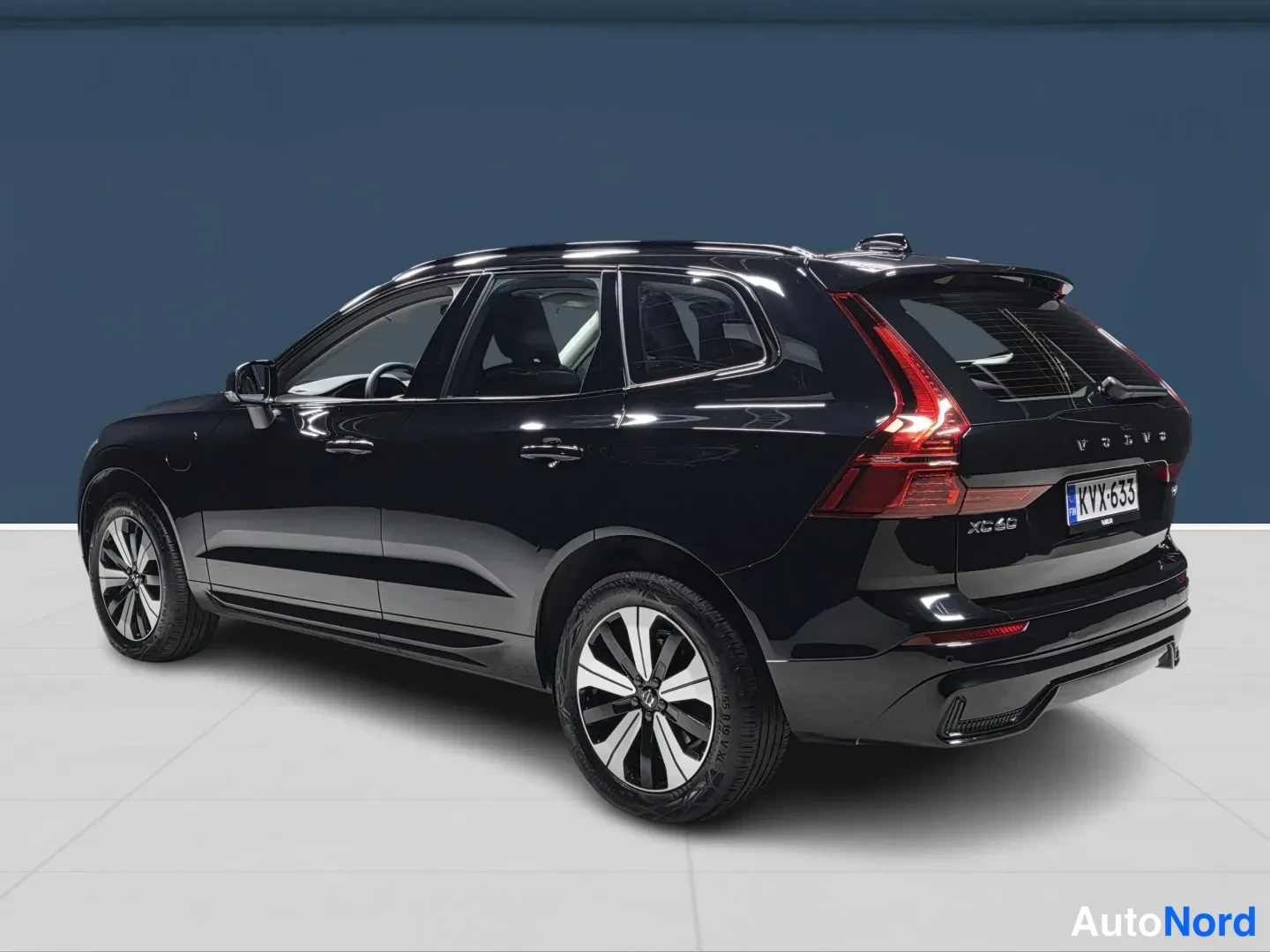 Musta Volvo XC60 2025, takaviisto, kuva 5
