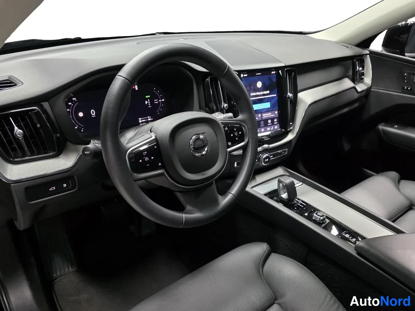 Musta Volvo XC60 2025, kuva 9