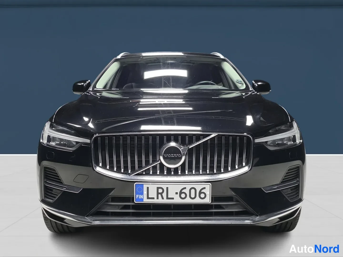 Black Volvo XC60 2023, front, photo 3