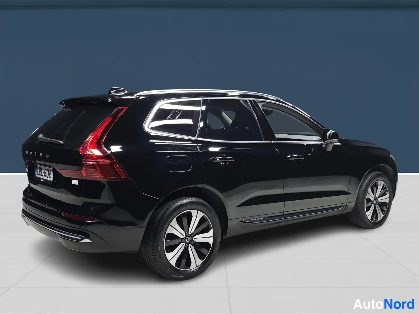Black Volvo XC60 2023, rear three-quarter, photo 4