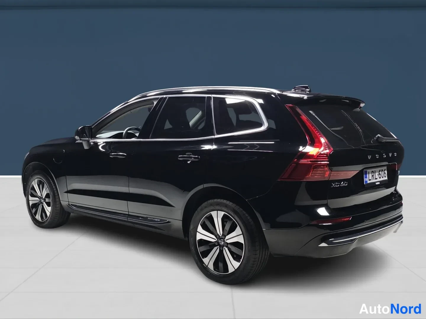 Black Volvo XC60 2023, rear three-quarter, photo 5