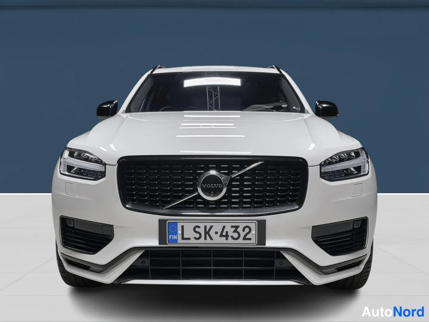 Valkoinen Volvo XC90 2024, edestä, kuva 3