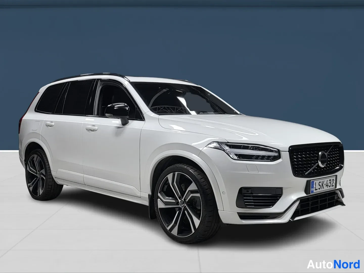 Valkoinen Volvo XC90 2024, etuviisto, keula oikealle, kuva 2