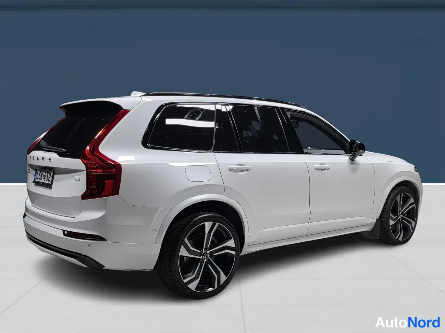 Valkoinen Volvo XC90 2024, takaviisto, kuva 5