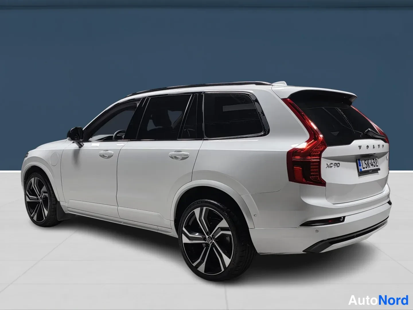 Valkoinen Volvo XC90 2024, takaviisto, kuva 4