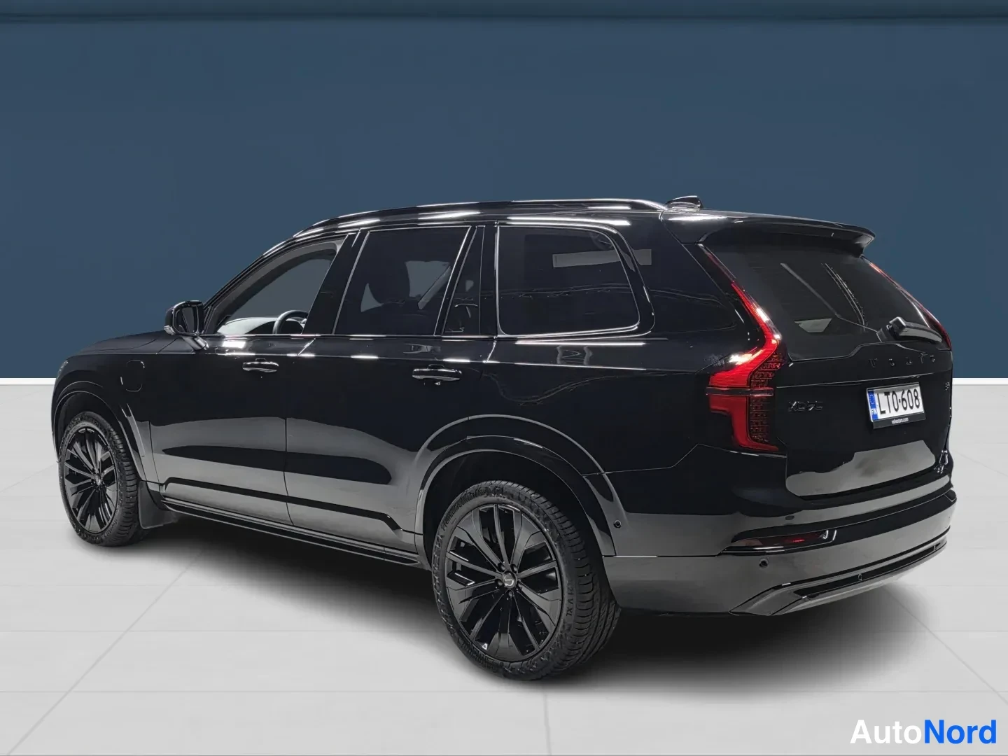 Svart Volvo XC90 2026, snett bakifrån, bild 5